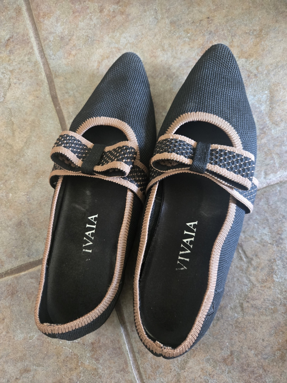 Vivaia Daphne bow-tie knit flats size 6 with pointed toe  in Black with Tan Trim